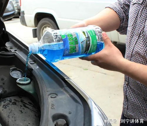 汽车玻璃水的功能与作用 汽车玻璃水加多易损伤清洁器